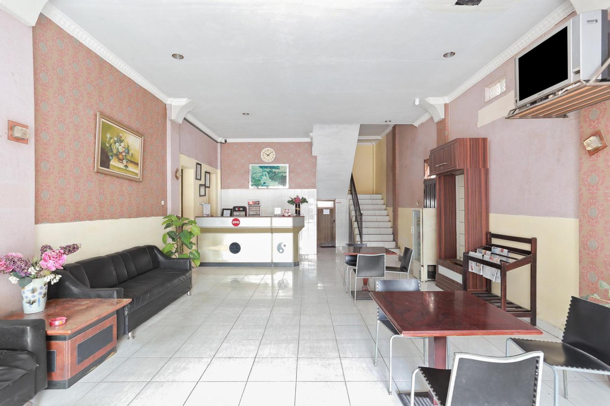 Oyo 93046 Hotel Fortuna Parepare Экстерьер фото