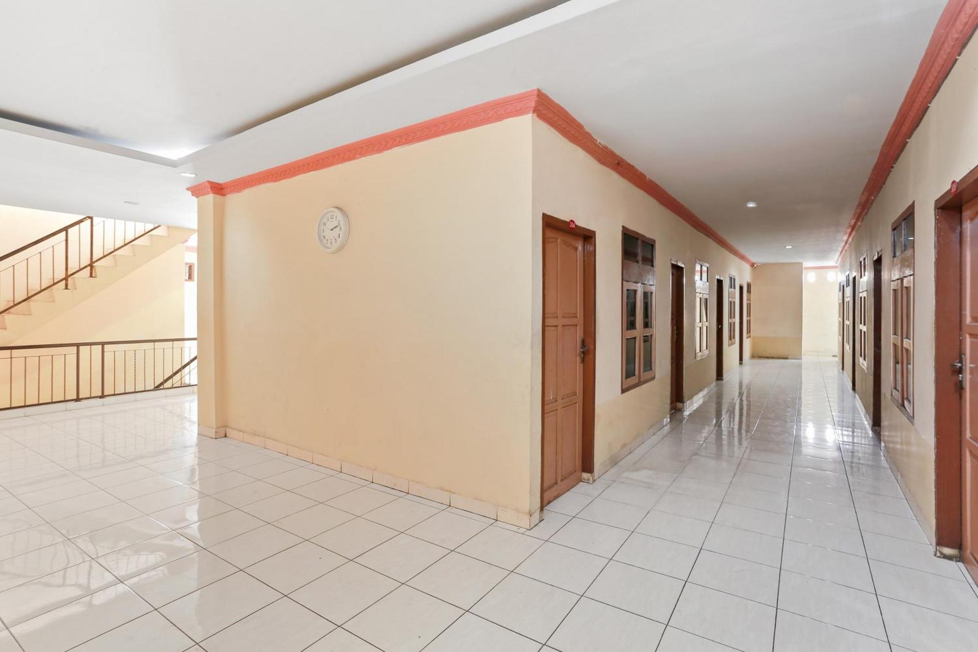 Oyo 93046 Hotel Fortuna Parepare Экстерьер фото