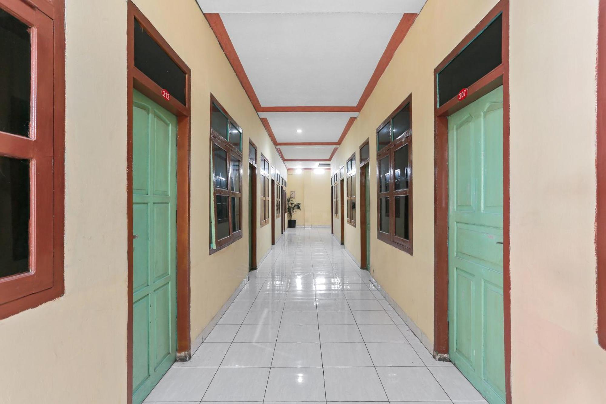 Oyo 93046 Hotel Fortuna Parepare Экстерьер фото