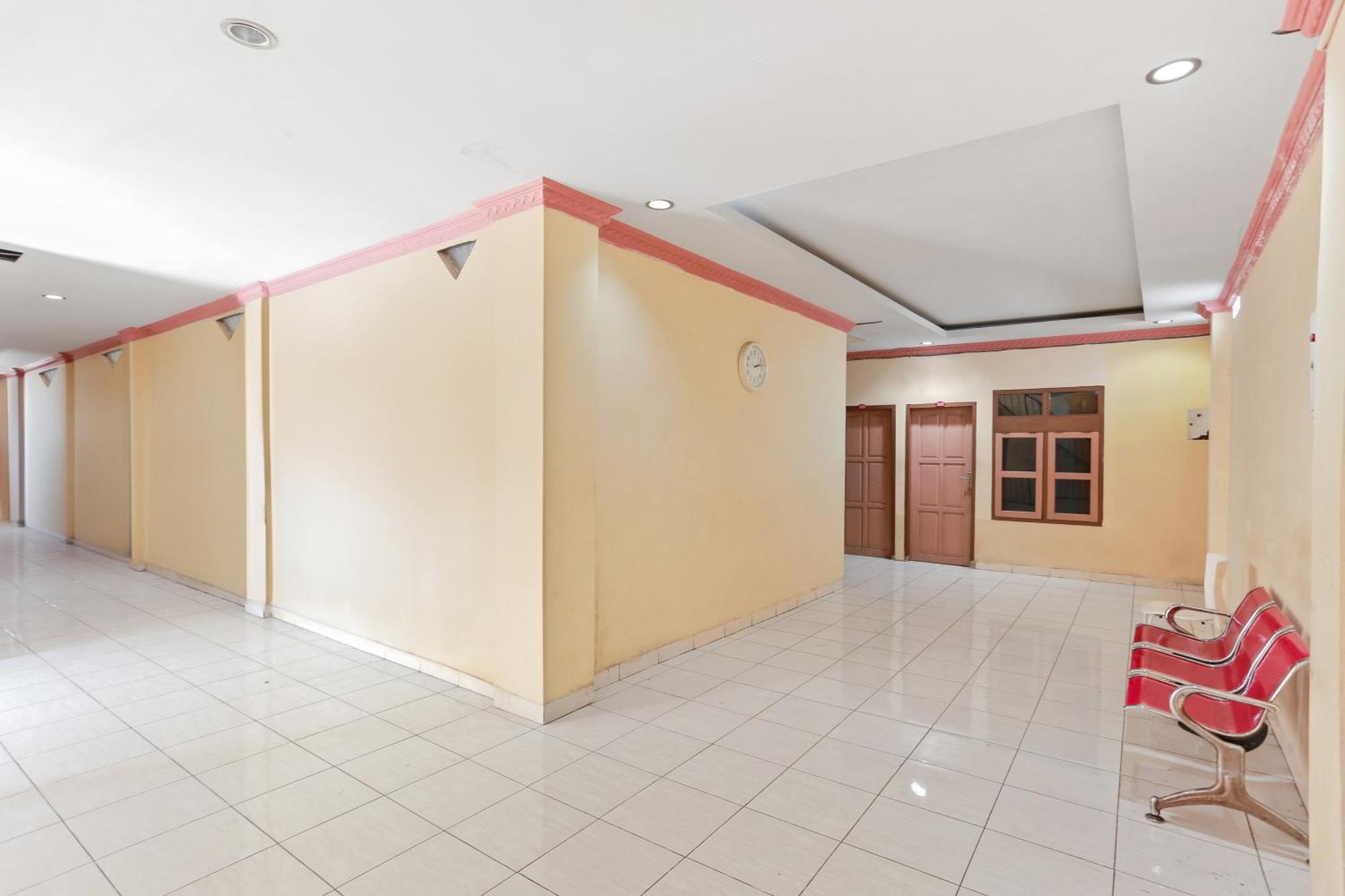 Oyo 93046 Hotel Fortuna Parepare Экстерьер фото