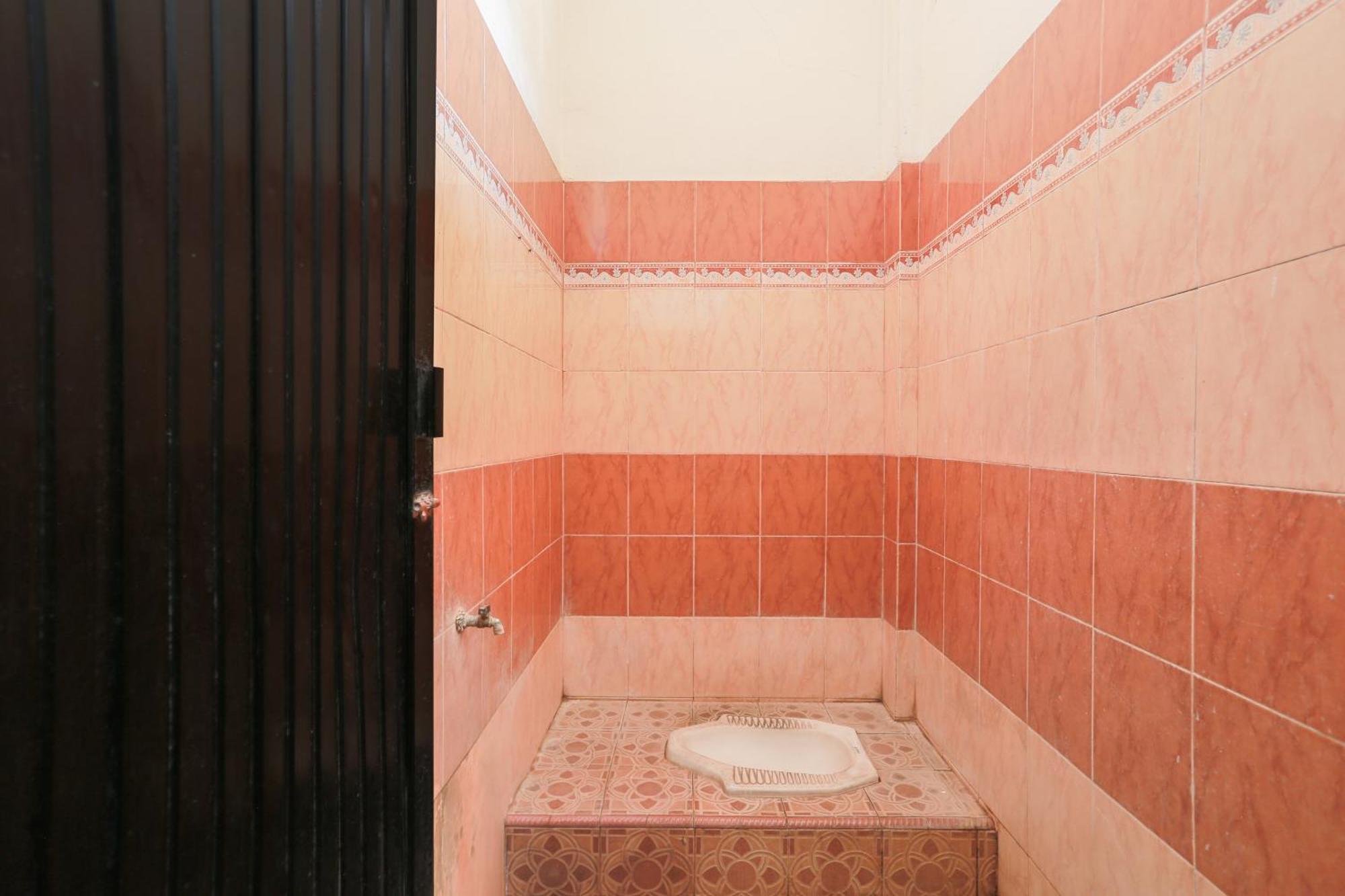 Oyo 93046 Hotel Fortuna Parepare Экстерьер фото