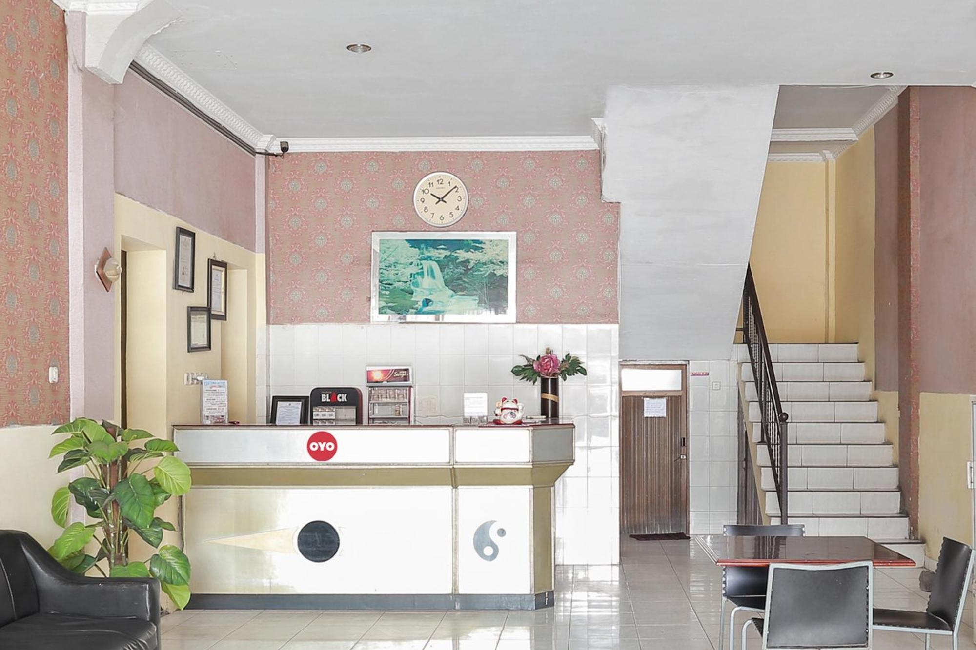 Oyo 93046 Hotel Fortuna Parepare Экстерьер фото