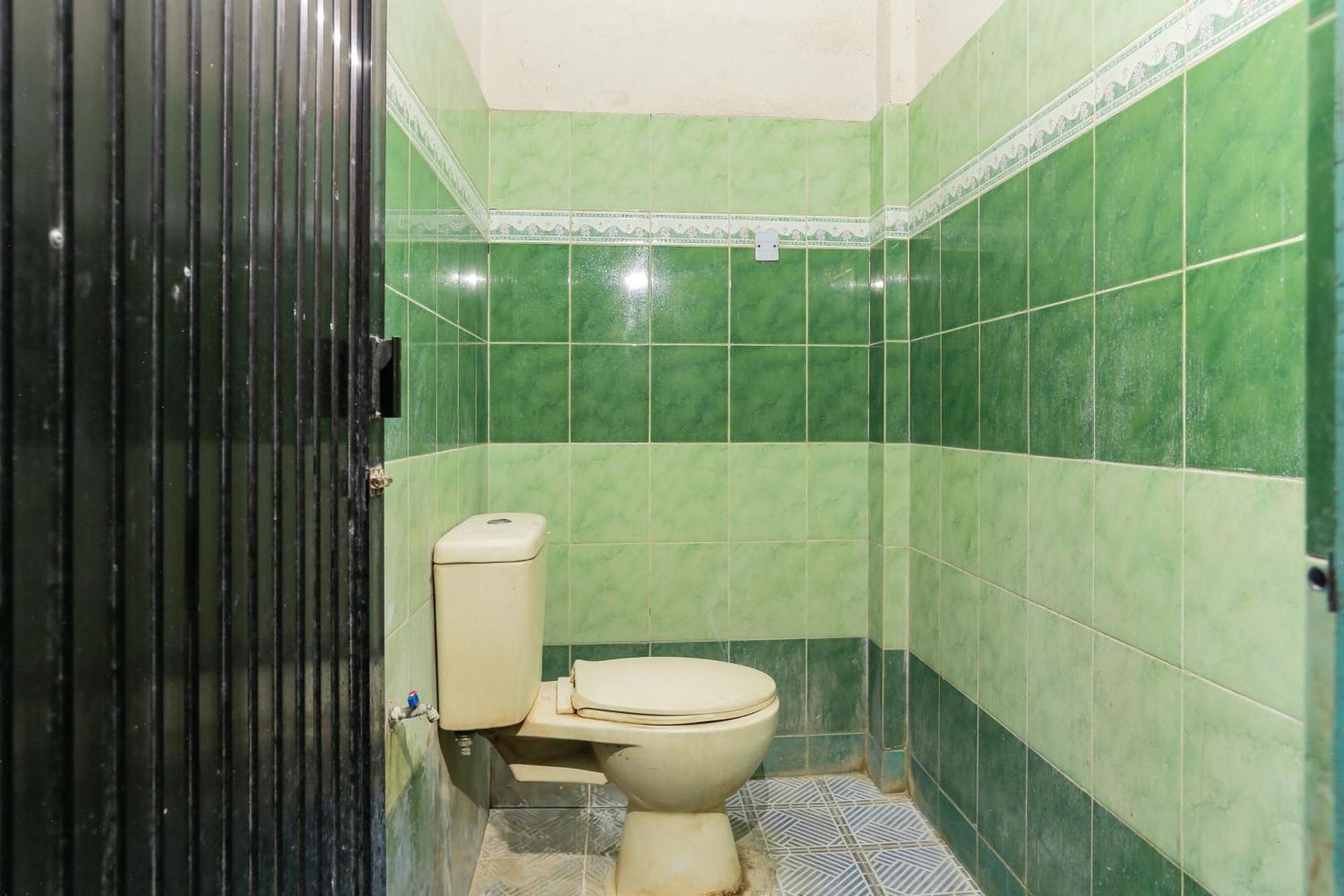 Oyo 93046 Hotel Fortuna Parepare Экстерьер фото