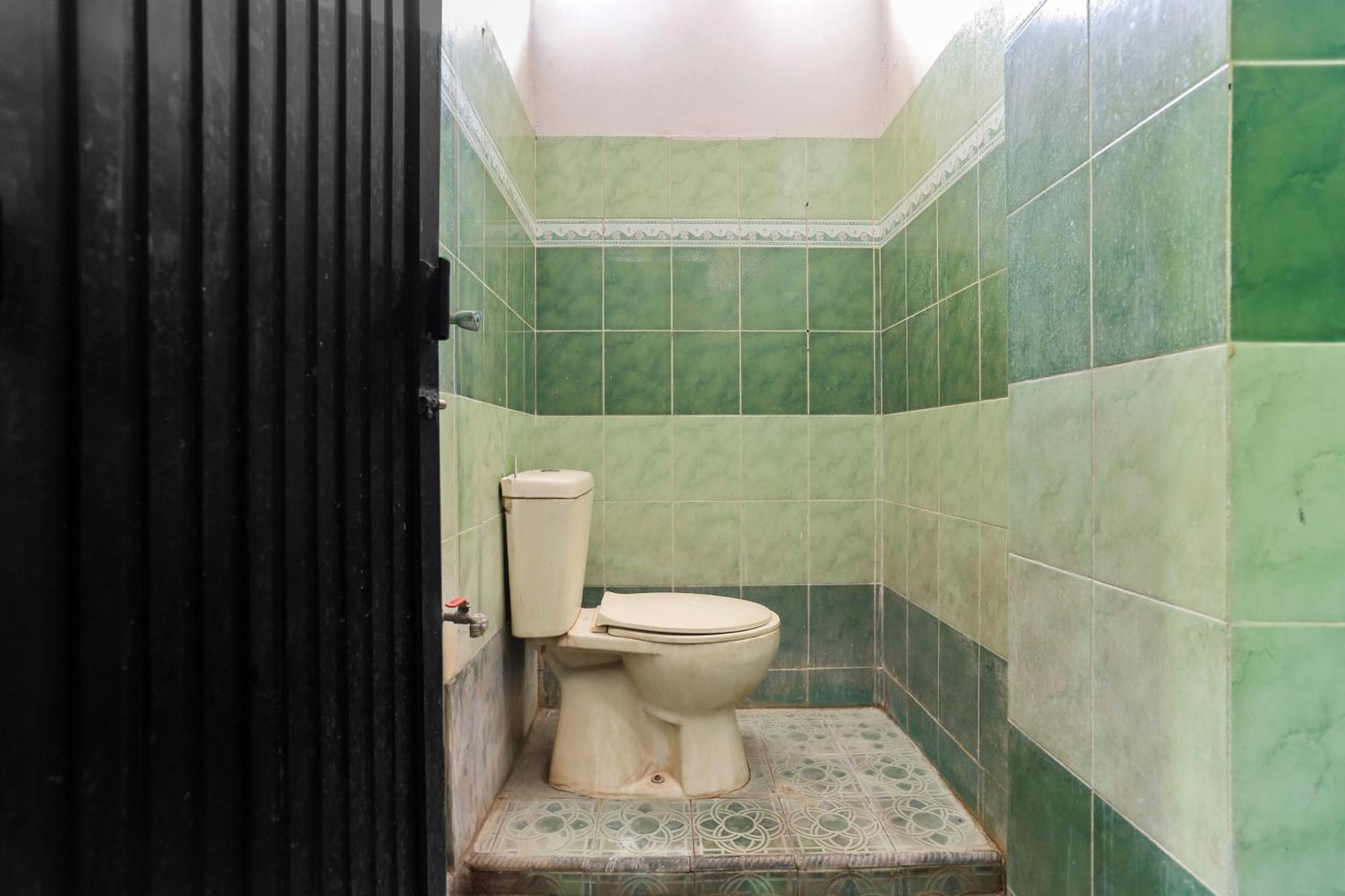 Oyo 93046 Hotel Fortuna Parepare Экстерьер фото